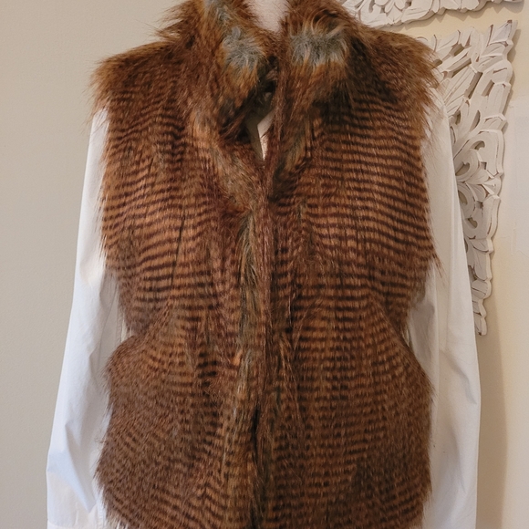 S.H. sz M faux fur vest - Picture 8 of 8
